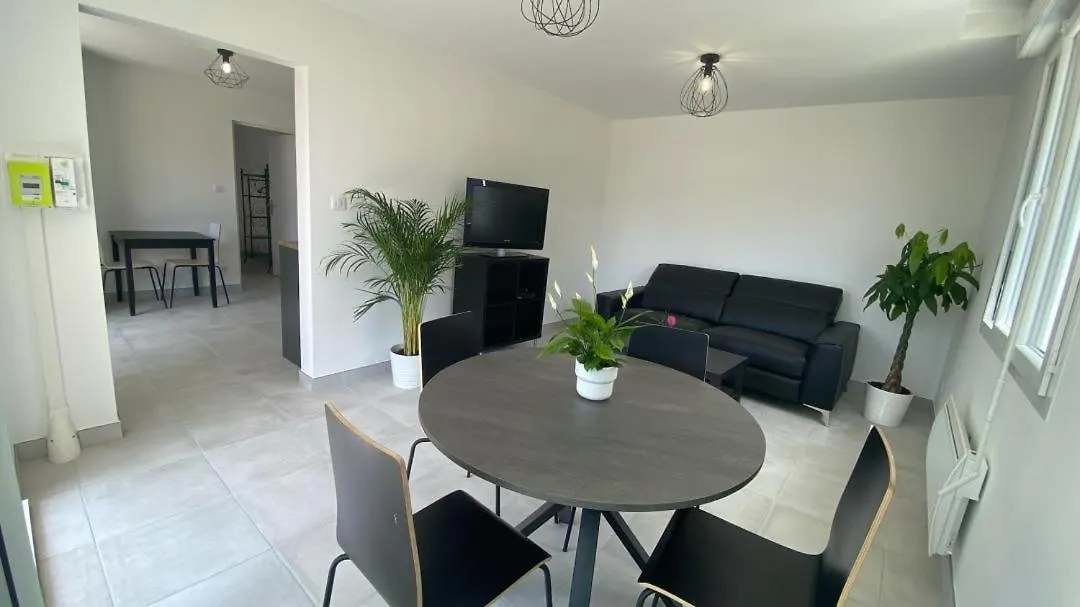 La Perle de Provence: Tranquil Garden Apartment with AC in Nyons