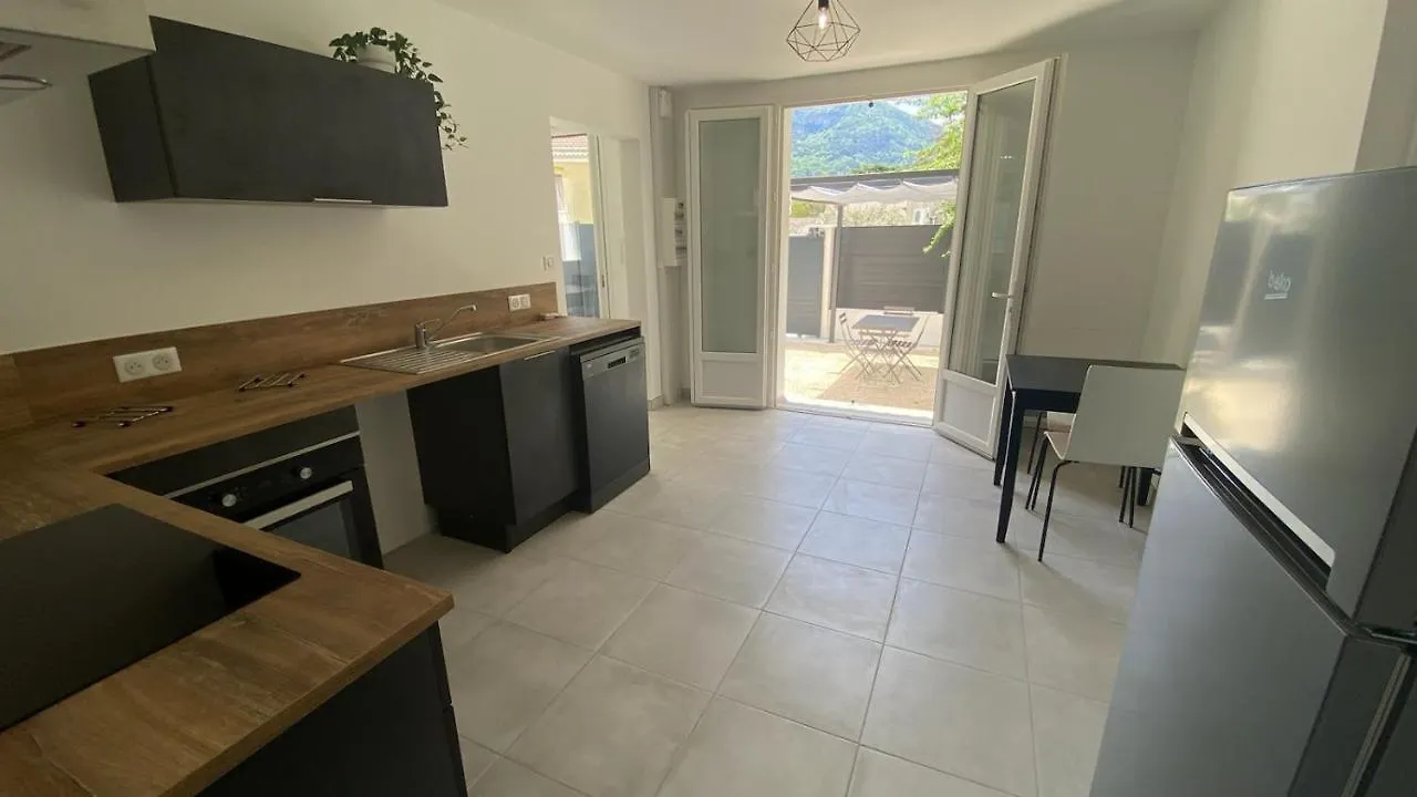 La Perle de Provence: Tranquil Garden Apartment with AC in Nyons